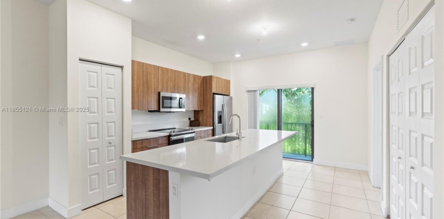Condo in Doral, Florida, 2 bedrooms № 1880300