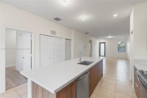 Condo in Doral, Florida, 2 bedrooms  № 1880300 - photo 14