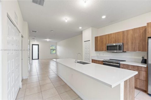 Condo in Doral, Florida, 2 bedrooms  № 1880300 - photo 13
