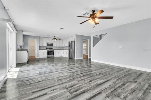 House in Orlando, Florida 6 bedrooms, 273.88 sq.m. № 1909997 - photo 8