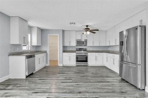House in Orlando, Florida 6 bedrooms, 273.88 sq.m. № 1909997 - photo 9