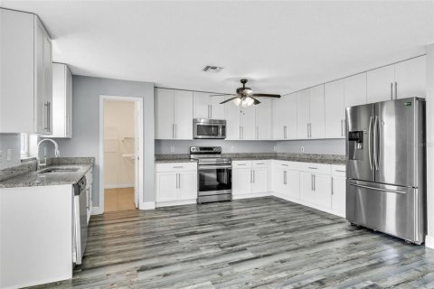 House in Orlando, Florida 6 bedrooms, 273.88 sq.m. № 1909997 - photo 10