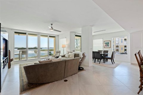 Condo in Tierra Verde, Florida, 3 bedrooms  № 2396415 - photo 15