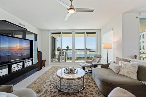 Condo in Tierra Verde, Florida, 3 bedrooms  № 2396415 - photo 16