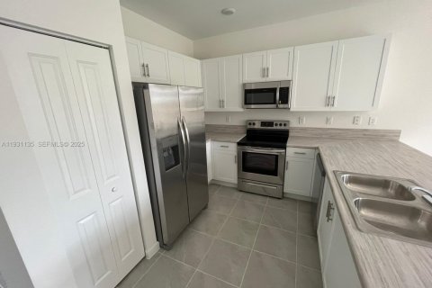 Снять в аренду виллу или дом в Хомстед, Флорида 3 спальни, 134.06м2, № 1989541 - фото 5