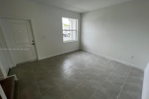 Снять в аренду виллу или дом в Хомстед, Флорида 3 спальни, 134.06м2, № 1989541 - фото 3