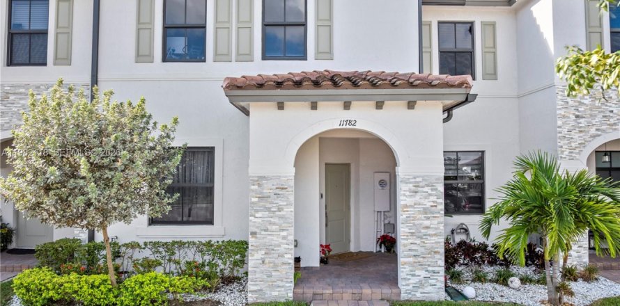 Таунхаус в Хомстед, Флорида 1 комната, 149.76м2 № 2049499