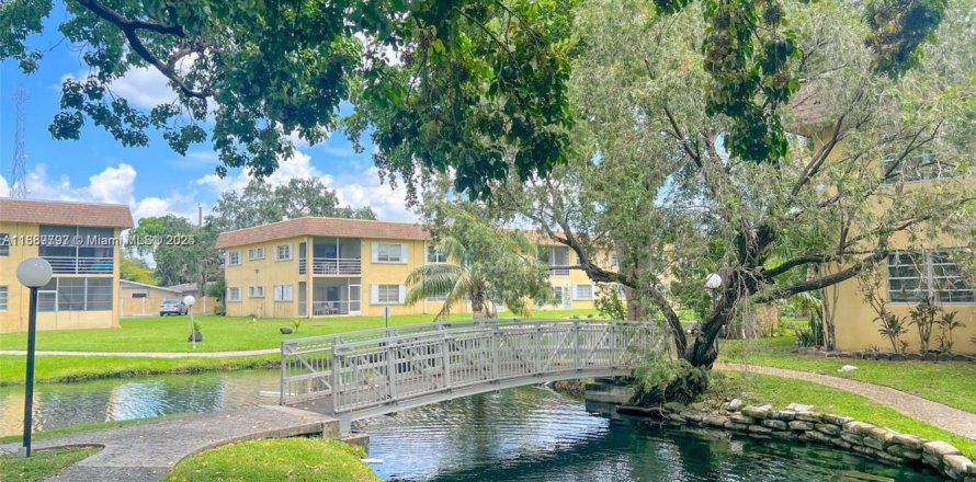 Кондоминиум с 2 спальнями в Дания-Бич, Флорида № 1943684