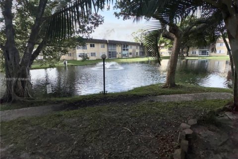 Снять в аренду кондоминиум в Дания-Бич, Флорида 2 спальни, 98.48м2, № 1943684 - фото 3