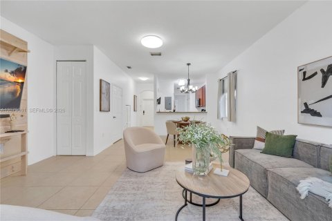 Touwnhouse à vendre à Miramar, Floride: 3 chambres, 117.06 m2 № 2323914 - photo 2