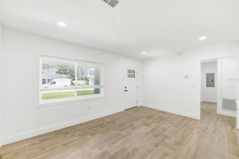 House in Tampa, Florida 4 bedrooms, 143.26 sq.m. № 1832900 - photo 5