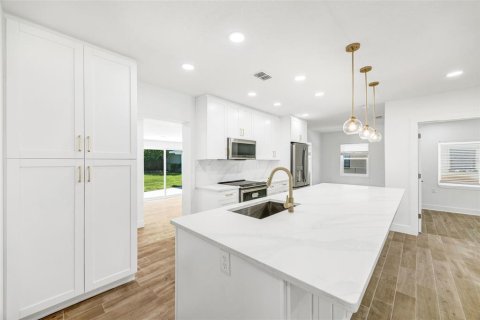 House in Tampa, Florida 4 bedrooms, 143.26 sq.m. № 1832900 - photo 10