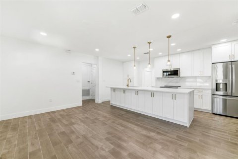 House in Tampa, Florida 4 bedrooms, 143.26 sq.m. № 1832900 - photo 12