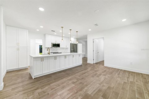 House in Tampa, Florida 4 bedrooms, 143.26 sq.m. № 1832900 - photo 13