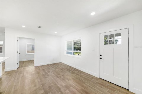 House in Tampa, Florida 4 bedrooms, 143.26 sq.m. № 1832900 - photo 4