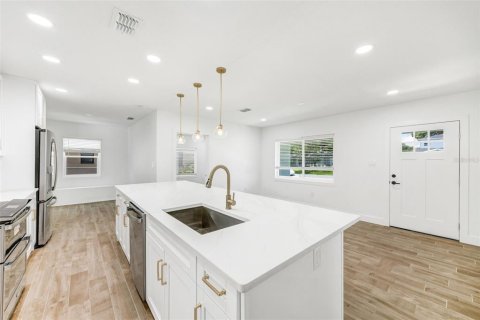 House in Tampa, Florida 4 bedrooms, 143.26 sq.m. № 1832900 - photo 9