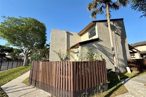 Снять в аренду таунхаус в Майами, Флорида 3 спальни, 118.45м2, № 2032912 - фото 26