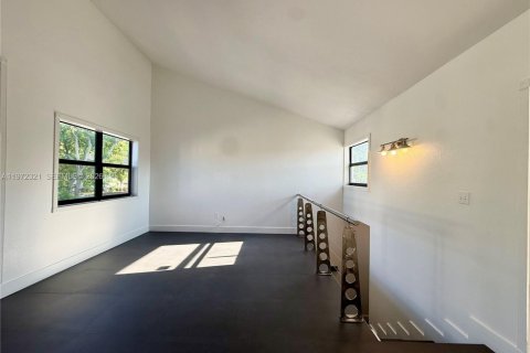 Снять в аренду таунхаус в Майами, Флорида 3 спальни, 118.45м2, № 2032912 - фото 20