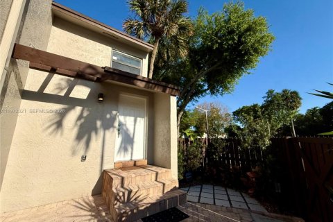 Снять в аренду таунхаус в Майами, Флорида 3 спальни, 118.45м2, № 2032912 - фото 25