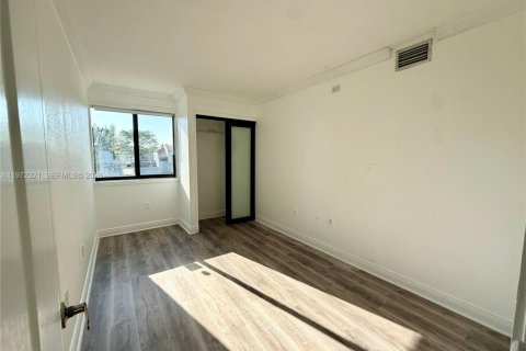 Снять в аренду таунхаус в Майами, Флорида 3 спальни, 118.45м2, № 2032912 - фото 10