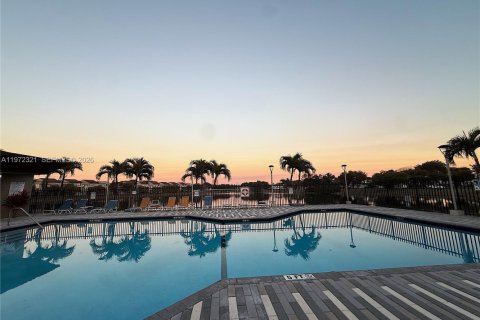 Снять в аренду таунхаус в Майами, Флорида 3 спальни, 118.45м2, № 2032912 - фото 5