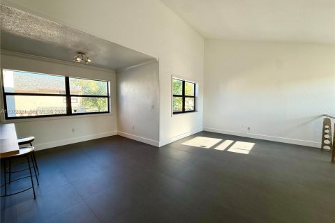 Снять в аренду таунхаус в Майами, Флорида 3 спальни, 118.45м2, № 2032912 - фото 21