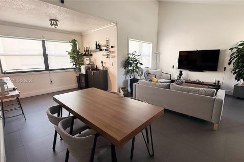 Снять в аренду таунхаус в Майами, Флорида 3 спальни, 118.45м2, № 2032912 - фото 2