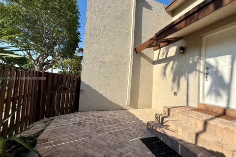 Снять в аренду таунхаус в Майами, Флорида 3 спальни, 118.45м2, № 2032912 - фото 24