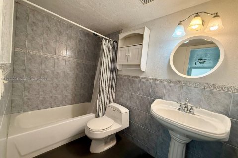 Снять в аренду таунхаус в Майами, Флорида 3 спальни, 118.45м2, № 2032912 - фото 12