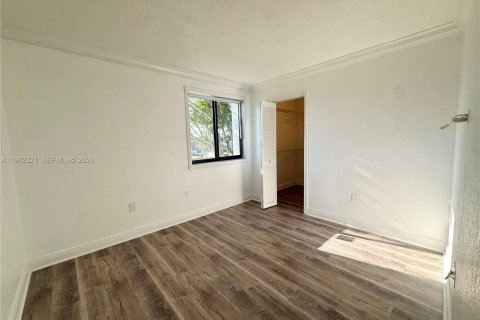 Снять в аренду таунхаус в Майами, Флорида 3 спальни, 118.45м2, № 2032912 - фото 16