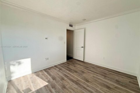 Снять в аренду таунхаус в Майами, Флорида 3 спальни, 118.45м2, № 2032912 - фото 18