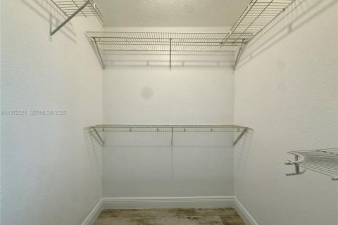 Снять в аренду таунхаус в Майами, Флорида 3 спальни, 118.45м2, № 2032912 - фото 15