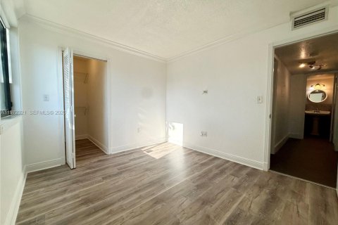 Снять в аренду таунхаус в Майами, Флорида 3 спальни, 118.45м2, № 2032912 - фото 17