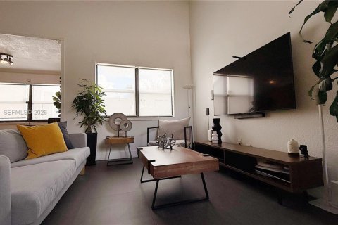 Снять в аренду таунхаус в Майами, Флорида 3 спальни, 118.45м2, № 2032912 - фото 4