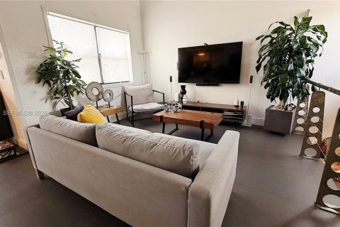 Снять в аренду таунхаус в Майами, Флорида 3 спальни, 118.45м2, № 2032912 - фото 3