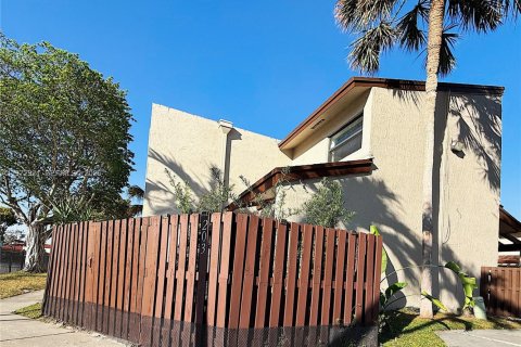 Снять в аренду таунхаус в Майами, Флорида 3 спальни, 118.45м2, № 2032912 - фото 7