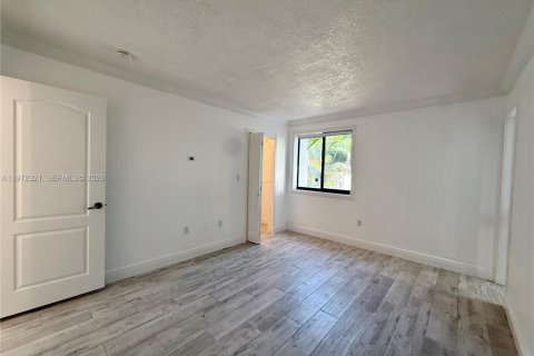 Снять в аренду таунхаус в Майами, Флорида 3 спальни, 118.45м2, № 2032912 - фото 13