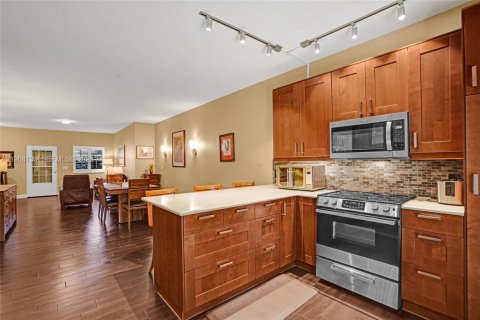 Condo in Hollywood, Florida, 2 bedrooms  № 2031671 - photo 22