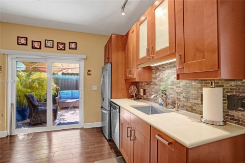 Condo in Hollywood, Florida, 2 bedrooms  № 2031671 - photo 18