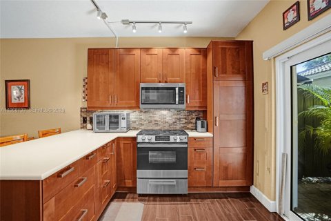 Condo in Hollywood, Florida, 2 bedrooms  № 2031671 - photo 21