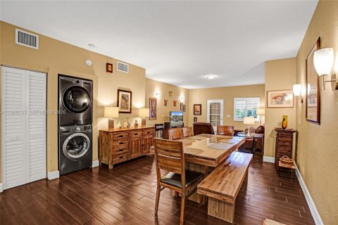 Condo in Hollywood, Florida, 2 bedrooms  № 2031671 - photo 11