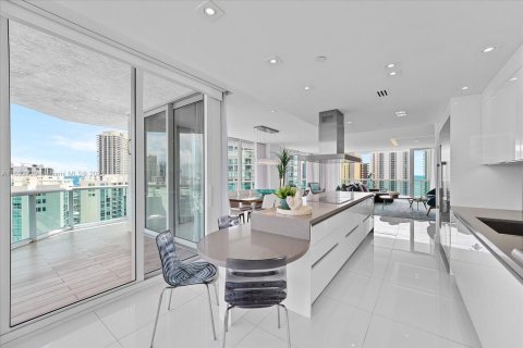 Copropriété à vendre à Sunny Isles Beach, Floride: 2 chambres, 199.18 m2 № 1981591 - photo 13
