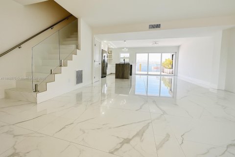 Touwnhouse à louer à North Miami Beach, Floride: 3 chambres, 158.86 m2 № 1944717 - photo 2