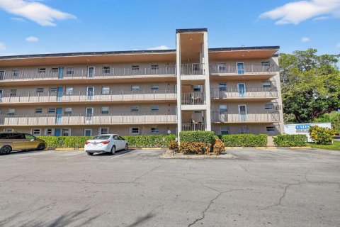 Copropriété à vendre à Palm Springs, Floride: 1 chambre, 64.66 m2 № 2077503 - photo 2