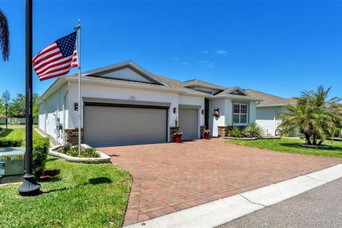 House in Winter Haven, Florida 4 bedrooms, 215.72 sq.m. № 2206110 - photo 2