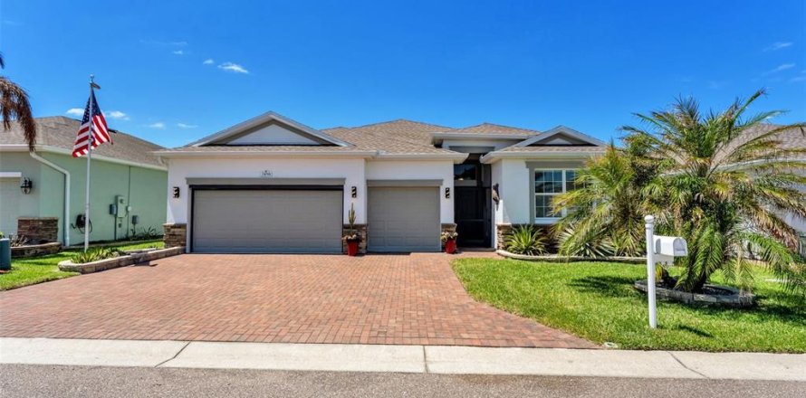 House in Winter Haven, Florida 4 bedrooms, 215.72 sq.m. № 2206110