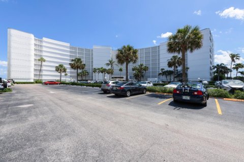 Condo in South Palm Beach, Florida, 2 bedrooms  № 1092247 - photo 1
