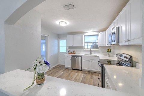 Casa en alquiler en Tampa, Florida, 4 dormitorios, 162.49 m2 № 1791377 - foto 14