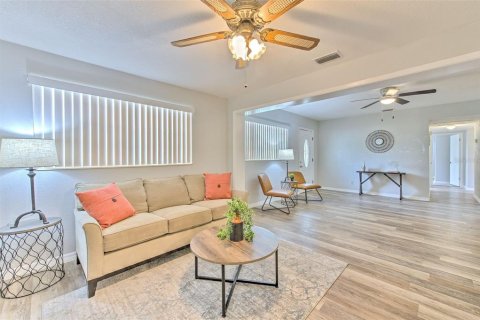 Casa en alquiler en Tampa, Florida, 4 dormitorios, 162.49 m2 № 1791377 - foto 9