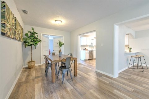 Casa en alquiler en Tampa, Florida, 4 dormitorios, 162.49 m2 № 1791377 - foto 12